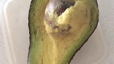امرأة تكشف طريقتها للحفاظ على ثمار الأفوكادو من الاسمرار عدة أيام (صور)