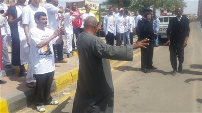 مواطن يرقص على الطبل والمزمار أمام لجنة بالغردقة (فيديو وصور)