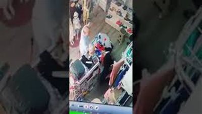 لحظة سرقة «عجوز» محل ملابس (فيديو)