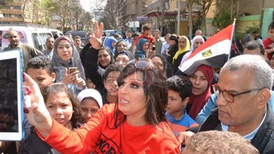 بالفيديو.. «بث مباشر» فيفي عبده تنتخب على طريقتها