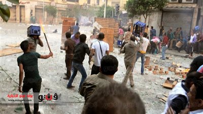 الإخوان يهاجمون الأمن بالحجارة والألعاب النارية في حلوان