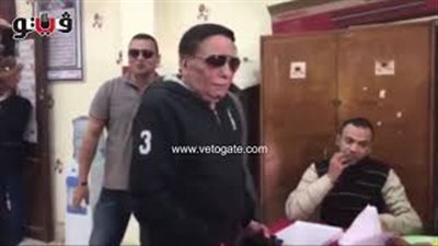 عادل إمام لموظفة في لجنة انتخابية: المحشي اللي عامل فيكي كده (فيديو)