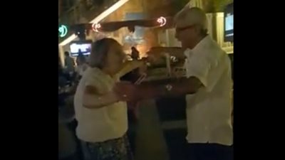 بالفيديو.. رقصة رومانسية لعجوزين على أنغام «أنا قلبي دليلي»