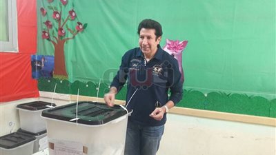 هاني رمزي يدلي بصوته في انتخابات الرئاسة بالتجمع الخامس (صور)