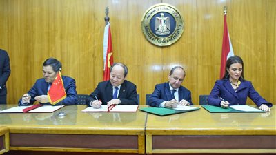 وزيرا الصناعة والاستثمار يترأسان اجتماع لجنة رفع القدرات الإنتاجية بين مصر والصين.. بحث تنفيذ المشروعات المشتركة ذات البعد الإستراتيجي بـ9 قطاعات.. وسحر نصر: حريصون على تعزيز التعاون مع بكين