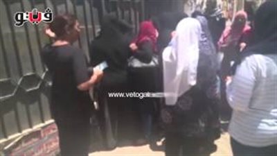 بالفيديو.. أولياء أمور «أم المؤمنين» يحاولون مساعدة طالبة فقدت وعيها