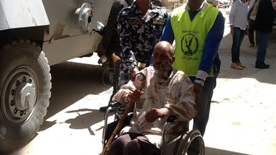 قوات التأمين يساندون كبار السن في شمال سيناء