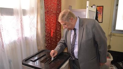 محافظ الإسماعيلية يدلي بصوته في الانتخابات الرئاسية (صور)