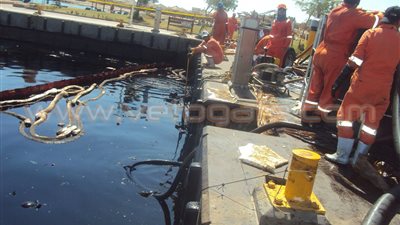 السيطرة على 90% من بقعة الزيت في البحر الأحمر
