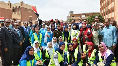 ناخبات سوهاج يستقبلن المحافظ ومدير الأمن بـ«الزغاريد» (فيديو)