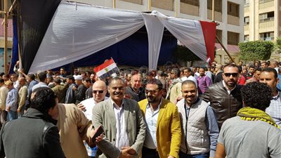 إقبال متزايد على التصويت من الناخبين بمدارس وميادين الجيزة (صور)