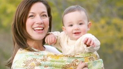 السن المناسب لوضع طفلك في شيالة البطن