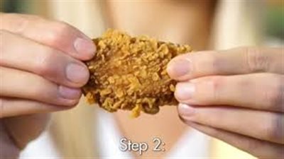 طريقة بسيطة لتناول أجنحة الدجاج (فيديو)