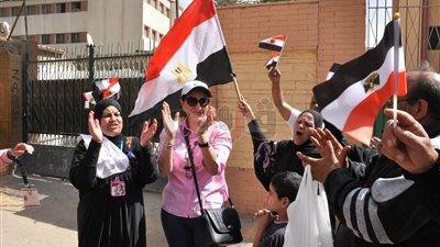 وفاء عامر تدلي بصوتها في الانتخابات الرئاسية (صور)