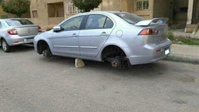 حملة سخرية تلاحق لص سرق إطارات سيارة بطريقة غريبة