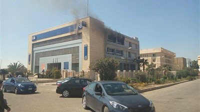 بالفيديو والصور.. نشوب حريق ببنك cib بالعاشر من رمضان