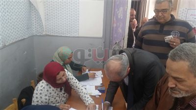 رئيس الأوليمبي يدلي بصوته في الانتخابات الرئاسية بالإسكندرية (صور)