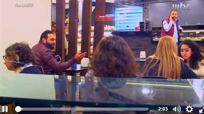 بالفيديو.. شاهد ماذا فعلت امرأة مع أم تقنع طفلتها بالزواج من رجل مسن