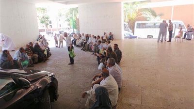 تجمهر مرضى الكبد بأسيوط أمام ديوان عام المحافظة