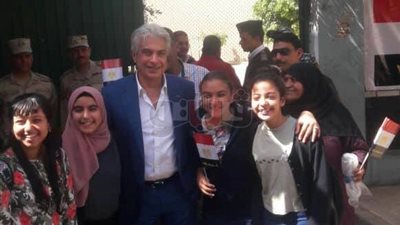 وائل الإبراشي يدلي بصوته في الانتخابات الرئاسية بمصر القديمة (صور)