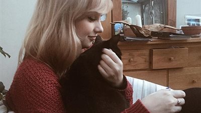 بالصور.. جمهور تايلور سويفت يهاجم شبيهتها