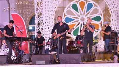 «أبو» يتألق بأقوى أغانيه في خيمة باب القصر (صور)