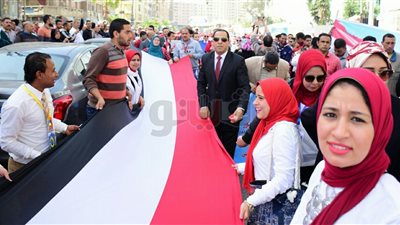 رئيس جامعة دمنهور يقود مسيرة ويوزع الورود أمام لجان الاقتراع