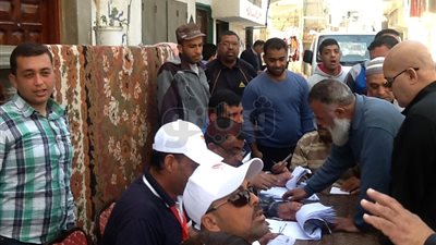 أهالي شمال سيناء يتحدون الإرهاب أمام اللجان (فيديو وصور)