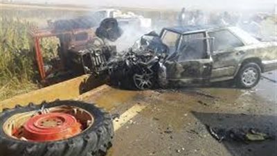 بالأسماء.. إصابة 18 شابا وفتاة في تصادم سيارة بجرار زراعي