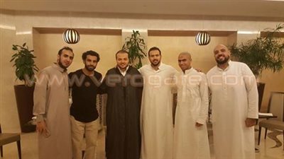 أحمد فتحي يؤدي العمرة ويظهر برفقة محمد صلاح