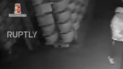 بالفيديو.. عصابة متخصصة في سرقة الجبن الفاخر