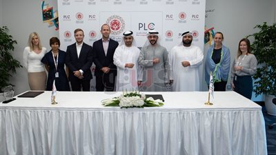 عرض الأولمبياد الخاص بأبوظبي على الشاشات العملاقة بالملاعب الإماراتية