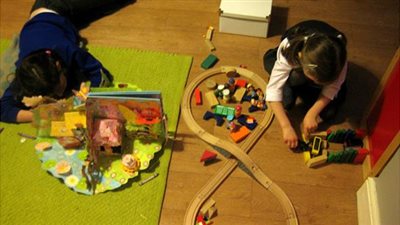 4 خطوات تساعد طفلك على ترتيب ألعابه