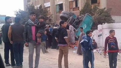 تفاصيل اصطدام سيارة نقل بسور مدرسة بطريق الإسماعيلية الصحراوى
