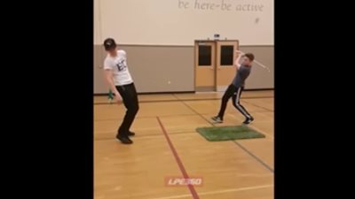 بالفيديو.. شاب يسدد كرة الجولف في وجه صديقه