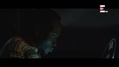 «غرباب» صاحب صاحبه.. أفريقي يضحي من أجل عمرو يوسف في «طايع» (فيديو)