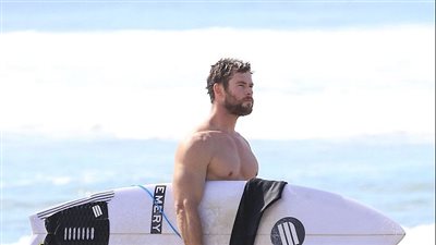 بالصور.. كريس هيمسورث يمارس رياضة ركوب الأمواج بأستراليا