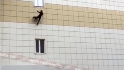 لحظة قفز طفل من نافذة مبنى في حريق مروع بروسيا (فيديو)