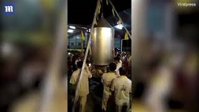 بالفيديو والصور.. ساحر يفقد حياته بعد وضع نفسه داخل إناء أعلى النيران