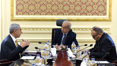 رئيس الوزراء يتابع مشروع المثلث الذهبي في اجتماع بوزير الصناعة