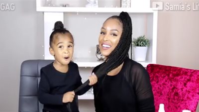 بالفيديو.. أم تدلل ابنتها تشعل «فيس بوك»