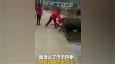 مشهد مروع لامرأة ترمي طفلا في «ترعة» (فيديو)