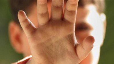 إصابة طفل بنزيف شرجي في اعتداء جنسي عليه