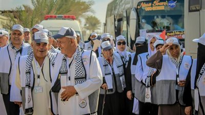 بالصور.. 800 حاج فلسطيني يجتازون معبر رفح إلى الجانب المصري