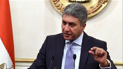 وزير الطيران يدلي بصوته في الانتخابات الرئاسية بالتجمع الخامس