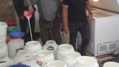 التحفظ على 1200 لتر لبن غير صالح للاستهلاك بحوزة بائع متجول