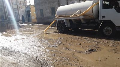 رئيس دشنا بقنا يتابع إصلاح أعطال المياه في 6 مناطق (صور)