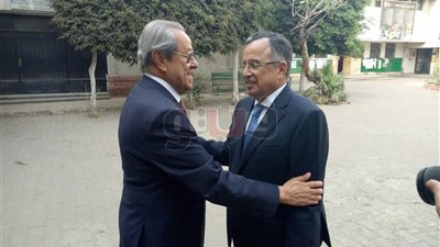 نبيل فهمي ومنير عبد النور يدليان بصوتيهما في الزمالك (صور)