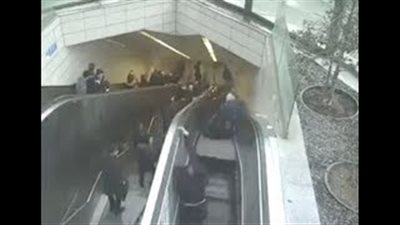 سلم كهربائي يبتلع رجلا في محطة مترو (فيديو)