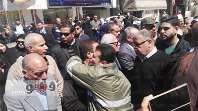 بالفيديو.. محافظ بورسعيد ومدير الأمن يستقبلان العزاء في شهيد العريش